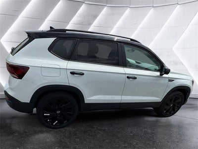 2024 Volkswagen Taos 1.5T SE Black