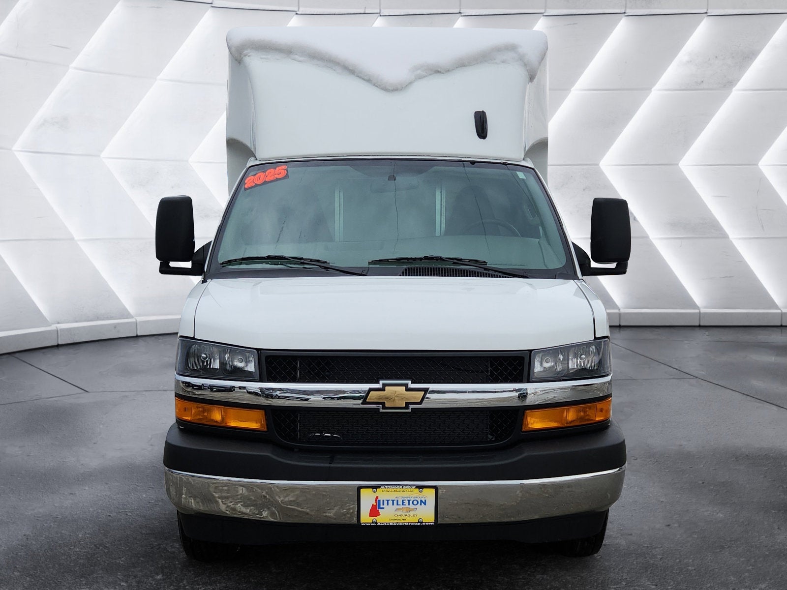 2025 Chevrolet Express Cutaway 3500 1WT 10 Ft Unicell Aerocell Box