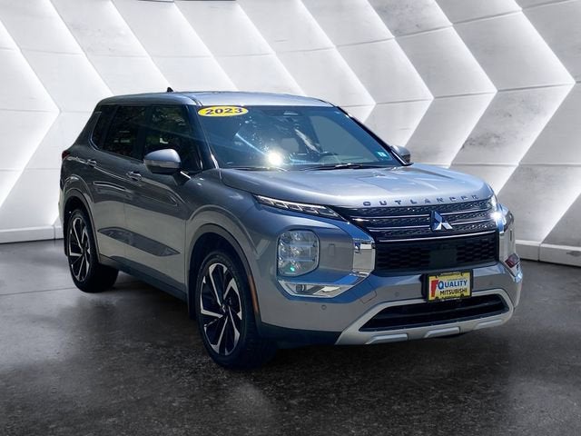 2023 Mitsubishi Outlander Base