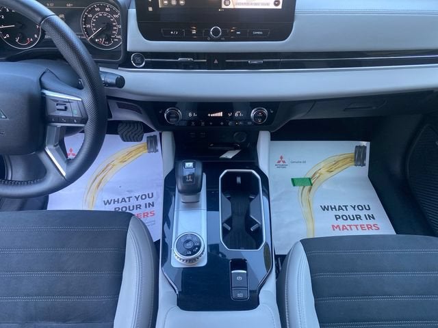 2025 Mitsubishi Outlander Base
