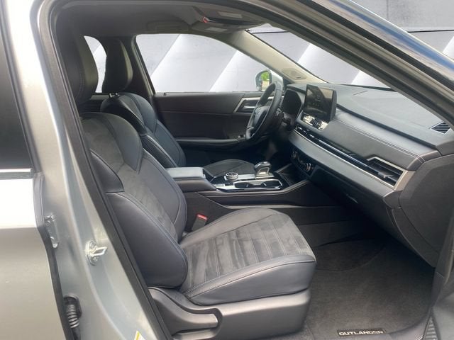 2025 Mitsubishi Outlander Base