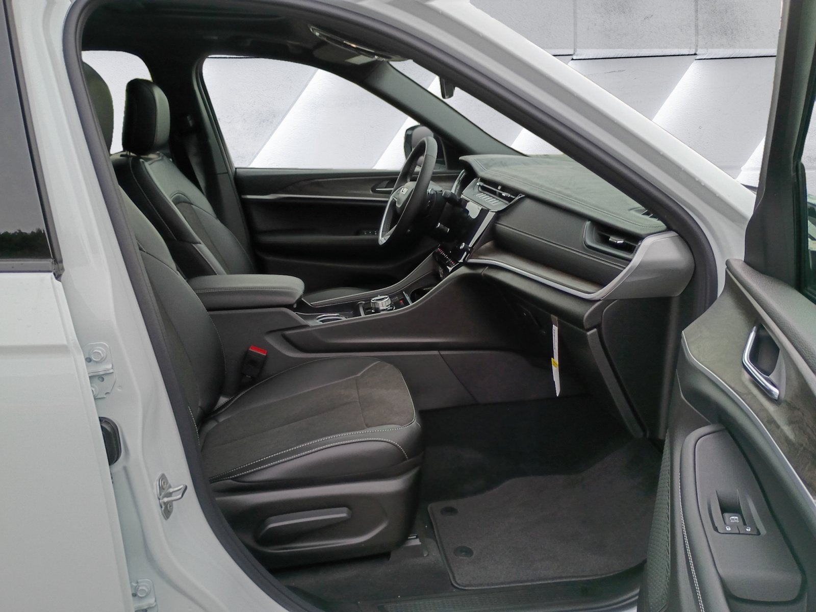 2027 Jeep Grand Cherokee L Laredo Altitude